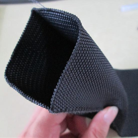 Capa protetora de poliéster para mangueira hidráulica contra abrasão.